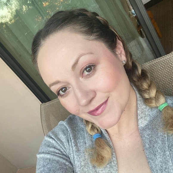 Meet your Posher, Andrea - Picture 2 of 4